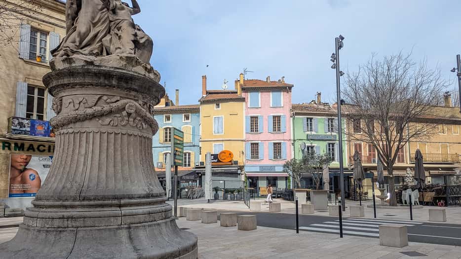 Bezienswaardigheden in Orange - Place des Frères Mounet