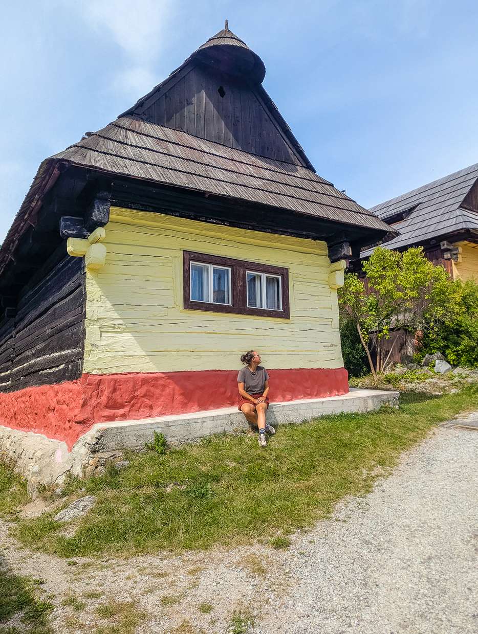 Gekleurd houten huis in Vlkolínec