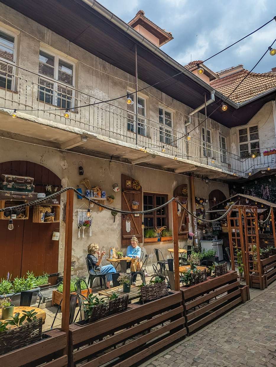 Drankje doen in de Schindler's List Passage in Kazimierz