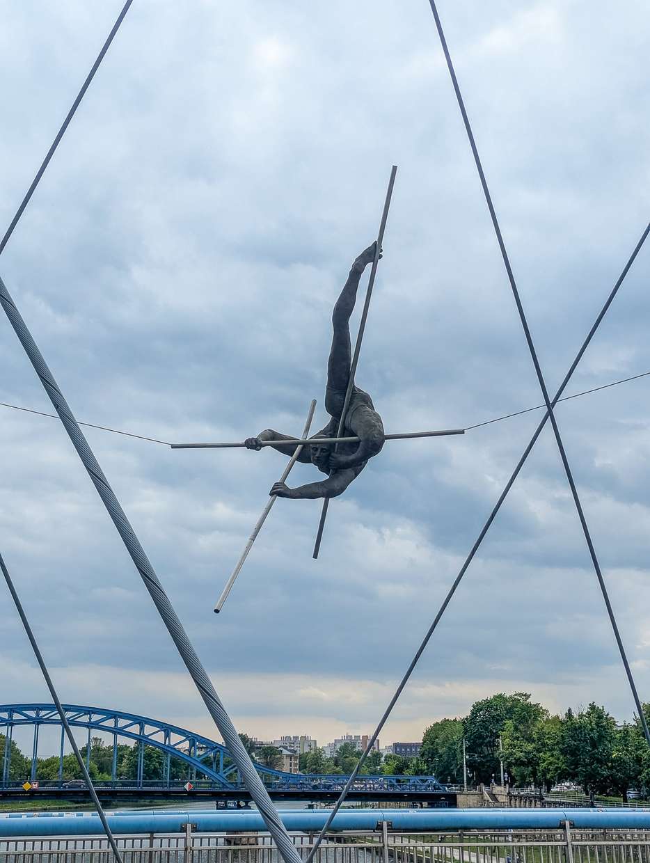 Acrobaten op de brug in Krakau