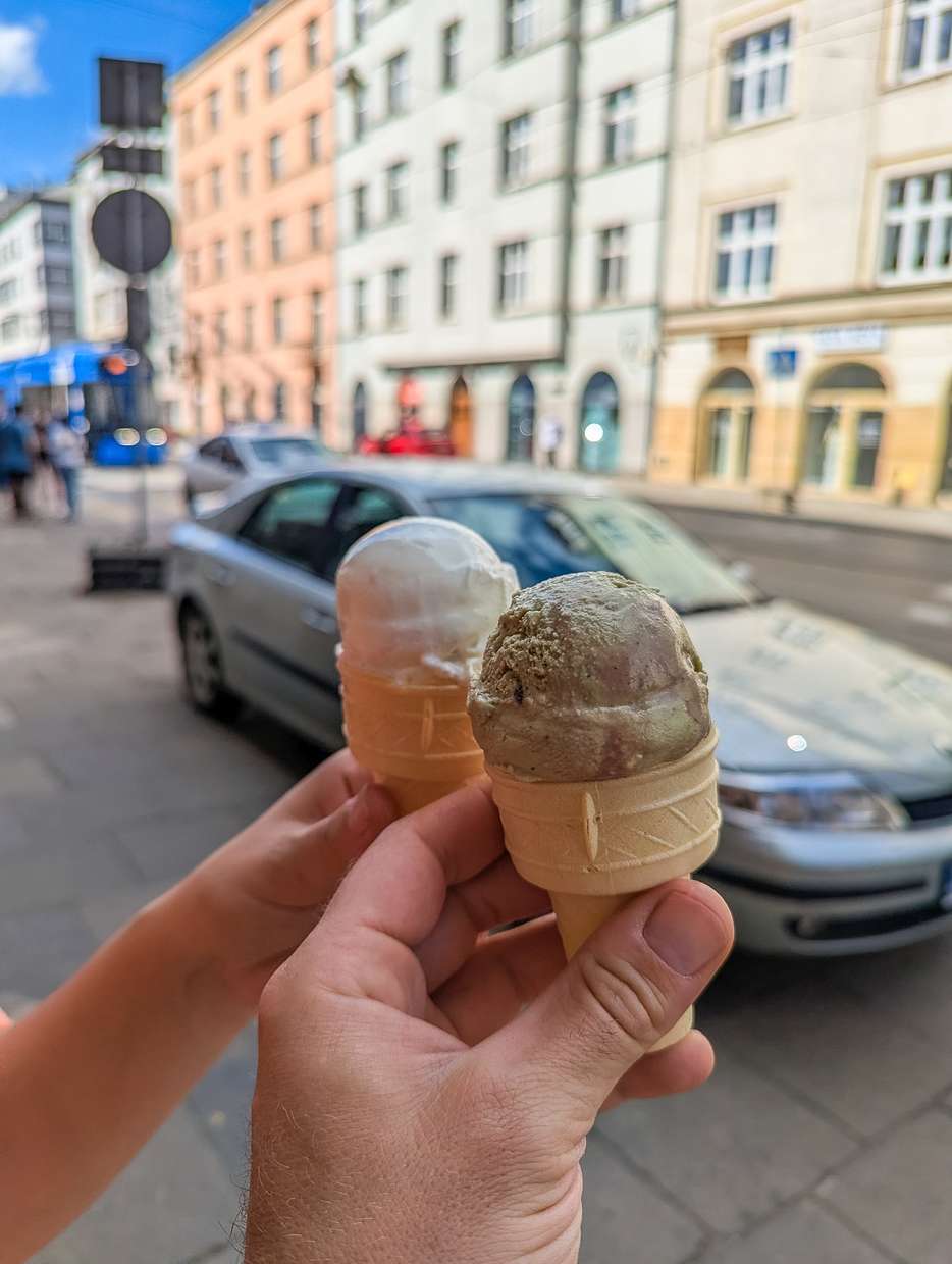 Ijsje eten bij Lody na Starowiślnej in Kazimierz Krakau