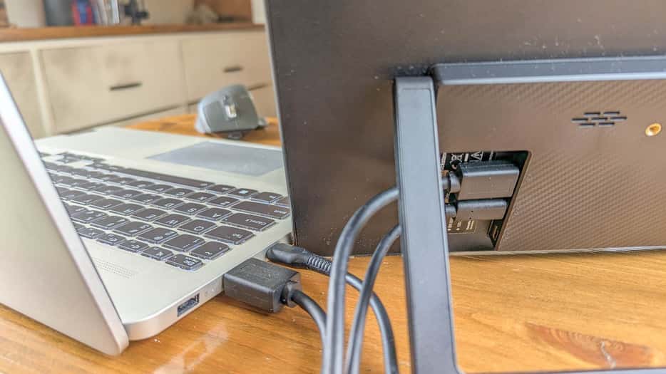 De reismonitor aangesloten via de usb kabel en hdmi kabel.