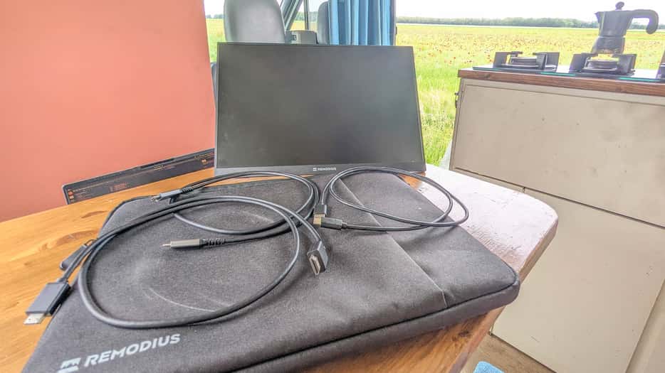 Alles wat er meegeleverd wordt bij de portable monitor: monitor, sleeve en drie kabels