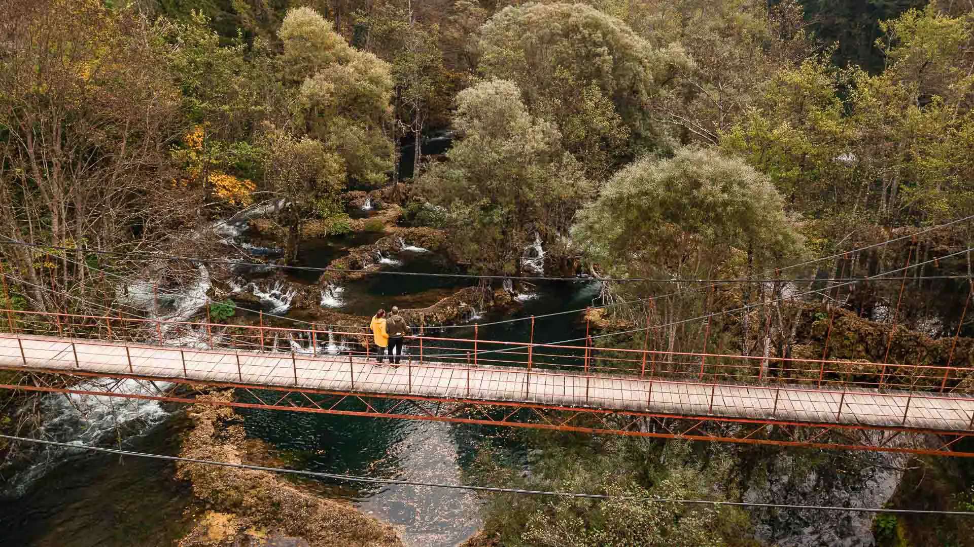 Erick en Kirsten op een loopbrug in Bosnië-Herzehovina