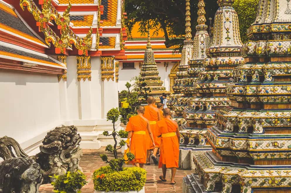 Monniken bij een tempel in Bangkok, Thailand