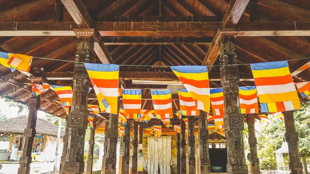 Boeddhistische vlaggen bij de Tempel van de Tand in Sri Lanka