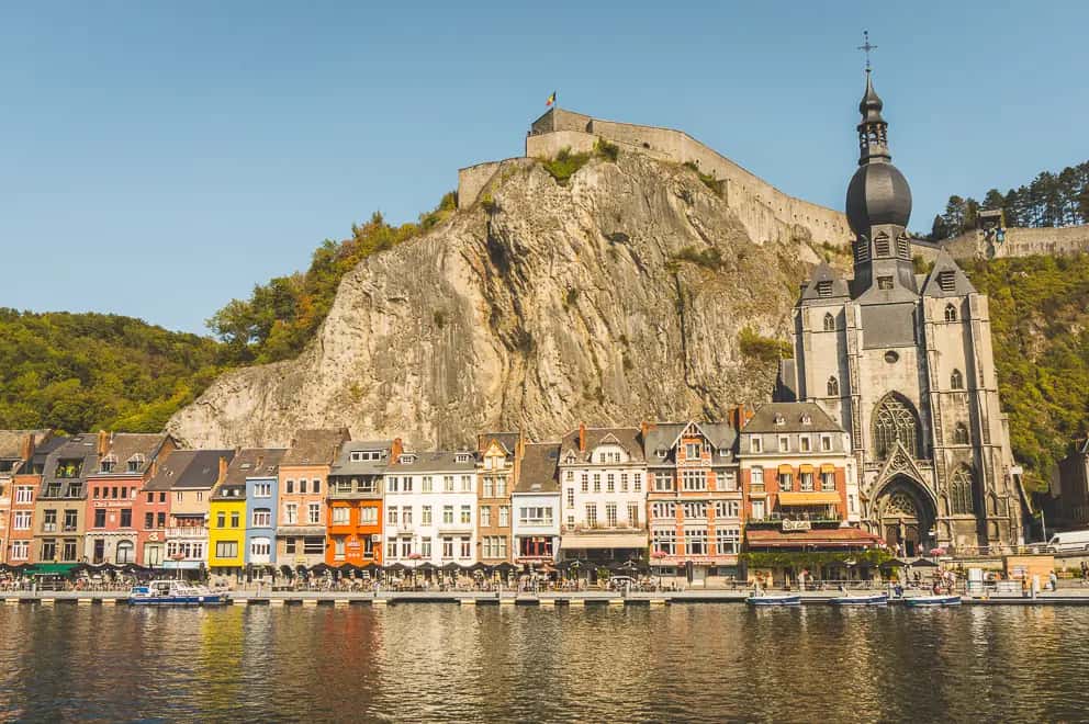 Uitzicht langs de rivier in Dinant, België