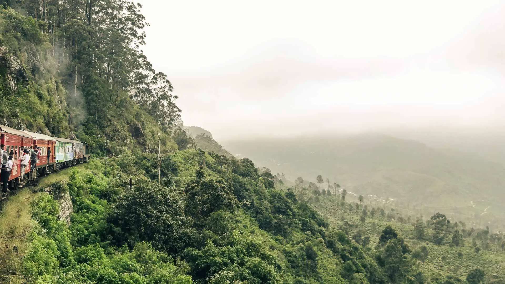 Treinrit naar Kandy met schitterende uitzichten. Azië backpackers: zo overleef je treinen en bussen