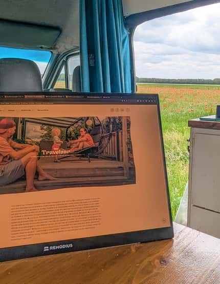 Remodius reismonitor in de bus van Travelaar
