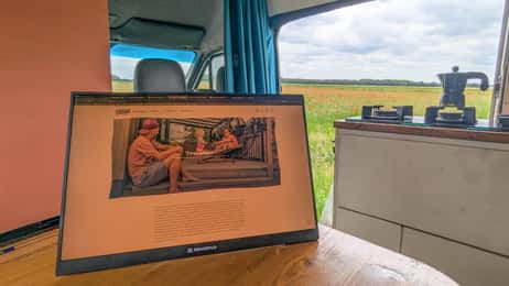 Remodius reismonitor in de bus van Travelaar