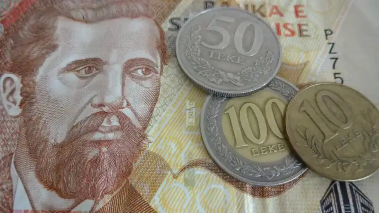 hoe duur is albanië munteenheid