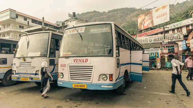 Busstation onderweg naar Munnar, India. Azië backpackers: zo overleef je treinen en bussen