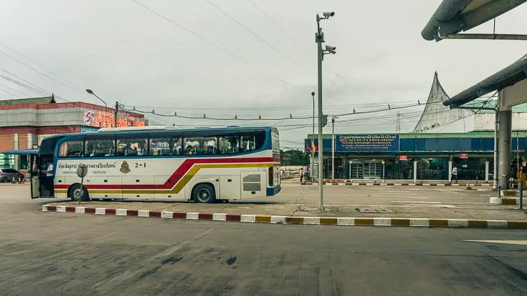 Busstation op de grens van Laos en Thailand. Azië backpackers: zo overleef je treinen en bussen