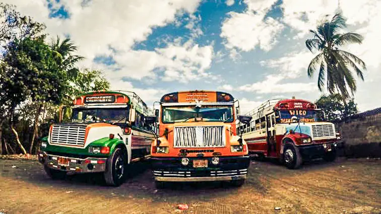 Bussen als marktkraam. Volcano boarden Nicaragua. 