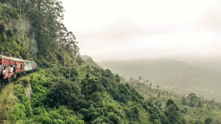 Treinrit naar Kandy met schitterende uitzichten. Azië backpackers: zo overleef je treinen en bussen