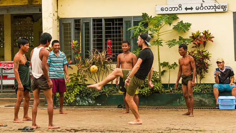Soort voetbal met locals, Myanmar