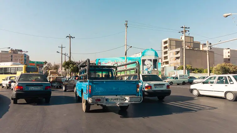 Een auto huren in Iran. Verkeer in Iran