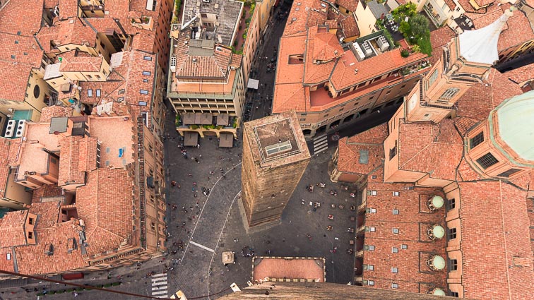 Beklim de Asinelli toren in Bologna