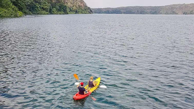 Kayakken op Lake Chala tijdens roadtrip door tanzania