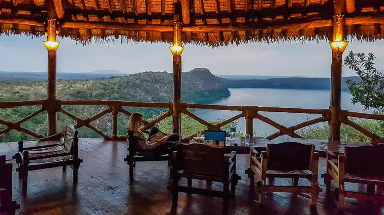 Het terras met uitzicht bij Lake Chala Safari Lodge and Campsite