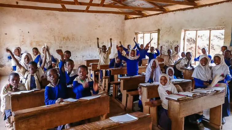 Een blije schoolklas in Mambo