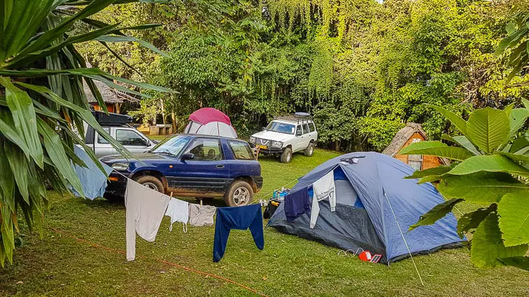 De auto en tent waarmee Lotte de roadtrip door Tanzania maakte
