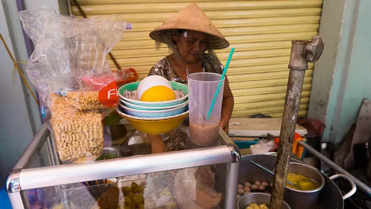 Eten op straat in Vietnam Ho Chi Minh City