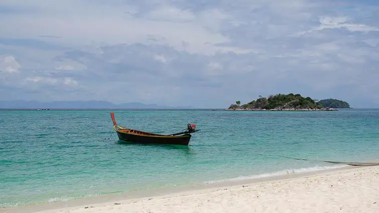 Bootje in de zee bij Koh Lipe