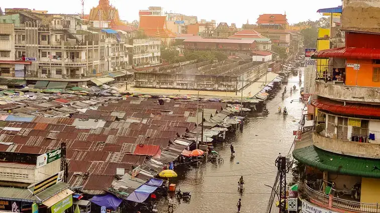 Dikke regenbui in Phnom Penh, Cambodja