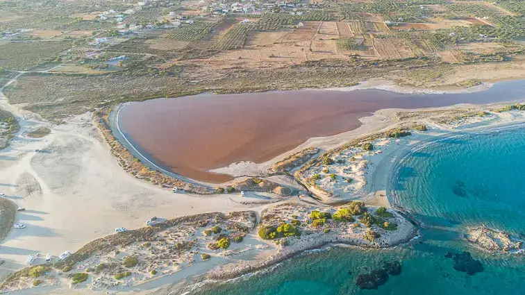 De oudste verzonden stad ter wereld Pavlopetri bij het zoutmeer van Pauda Beach