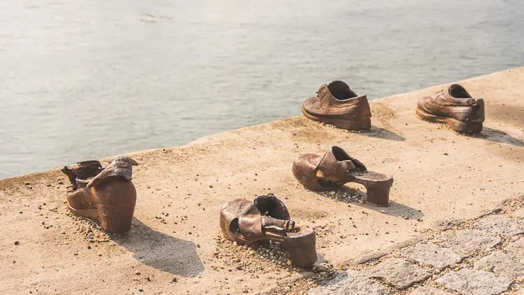 schoenen langs de Donaukade