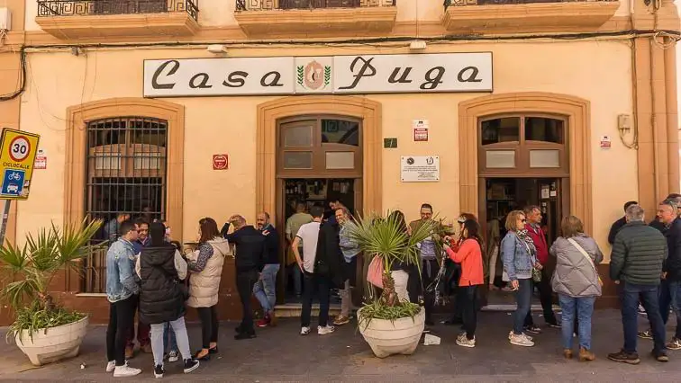 Drukte tijdens de lunch bij Casa Puga Almería