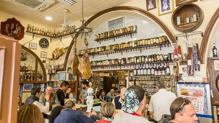 Casa Puga Almería, de gezelligste tapasbar van de Almeria, Spanje