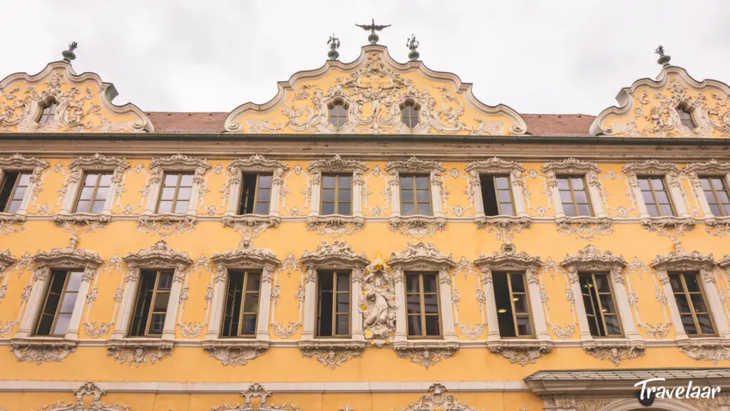 De Rococogevel van het Falkenhaus